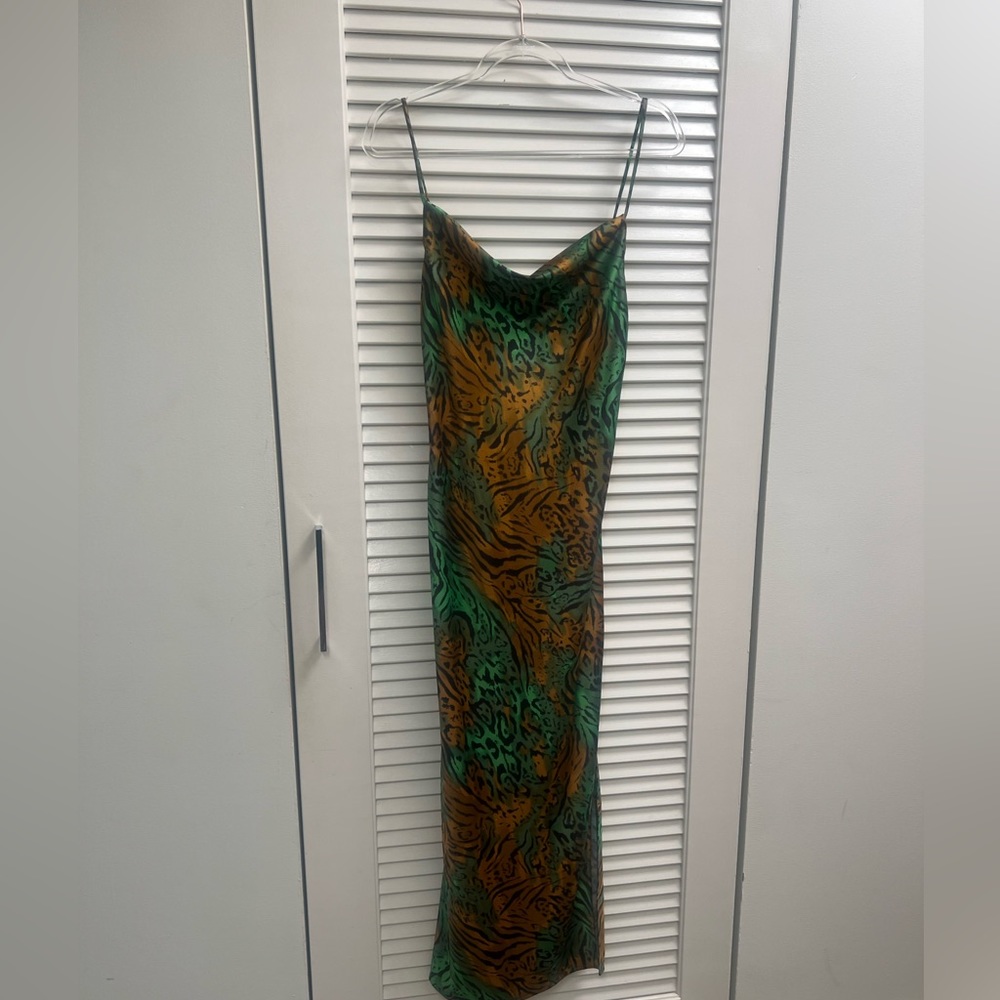 Beautiful and tropical women's dress in size Small.